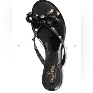 VALENTINO GARAVANI
The Rockstud rubber flip flops